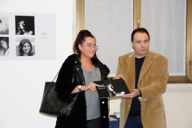 L'assessore Vanoli ritira il libro della mostra per arricchire la collezione di fotografia della Biblioteca comunale